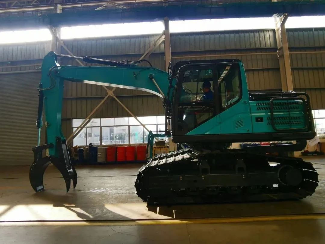 翻山越岭，称霸“武林”！首款中型林业挖掘机成功下线