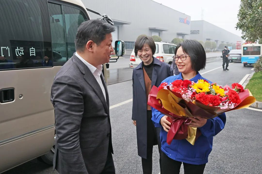 付旭明慰问市三八红旗手并督导安全生产工作