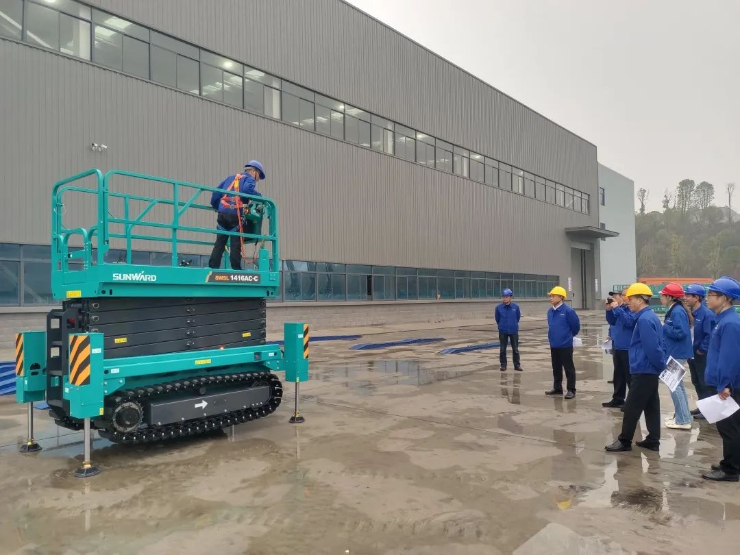 出厂即“出道”！首款履带剪叉式高空作业平台批量上市