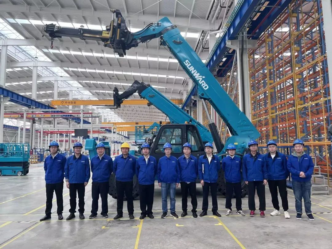 独家定制！油缸更换机器人顺利下线