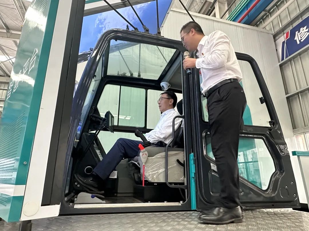 中国联通集团副总经理梁宝俊到访