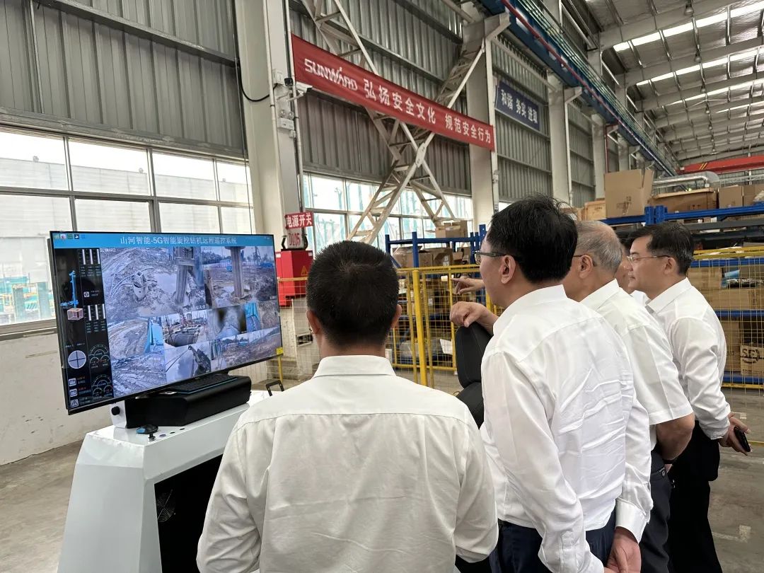 中国联通集团副总经理梁宝俊到访