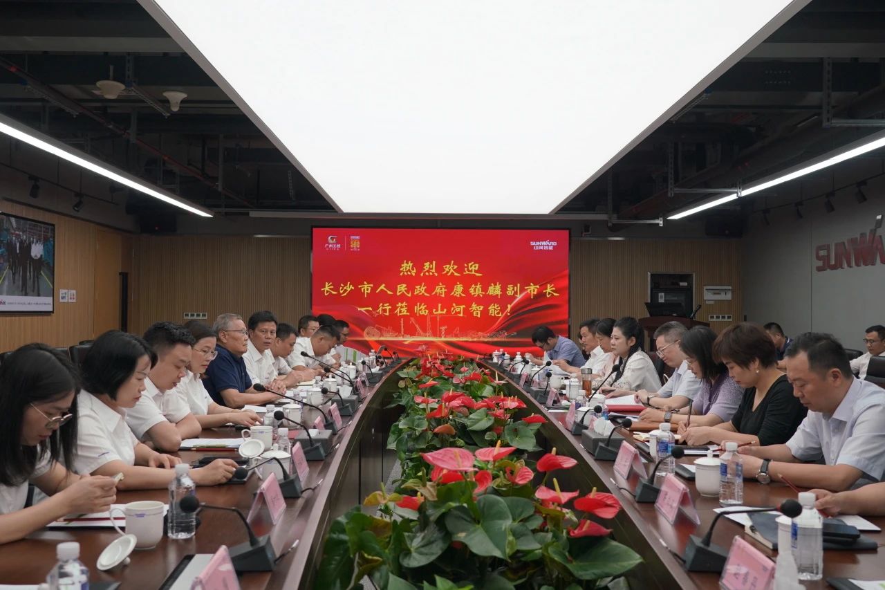 长沙市人民政府副市长、市工商联主席康镇麟调研