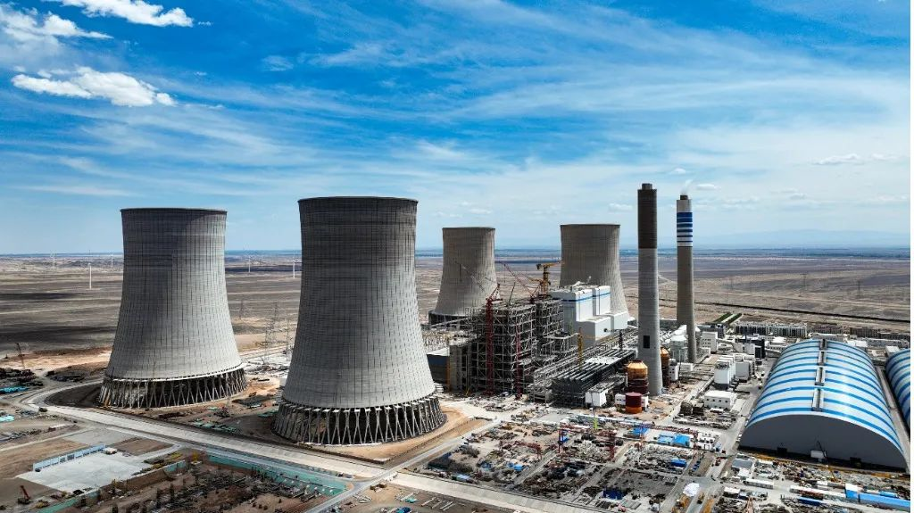 大漠戈壁展雄姿！山河江麓塔机助力常乐电厂项目