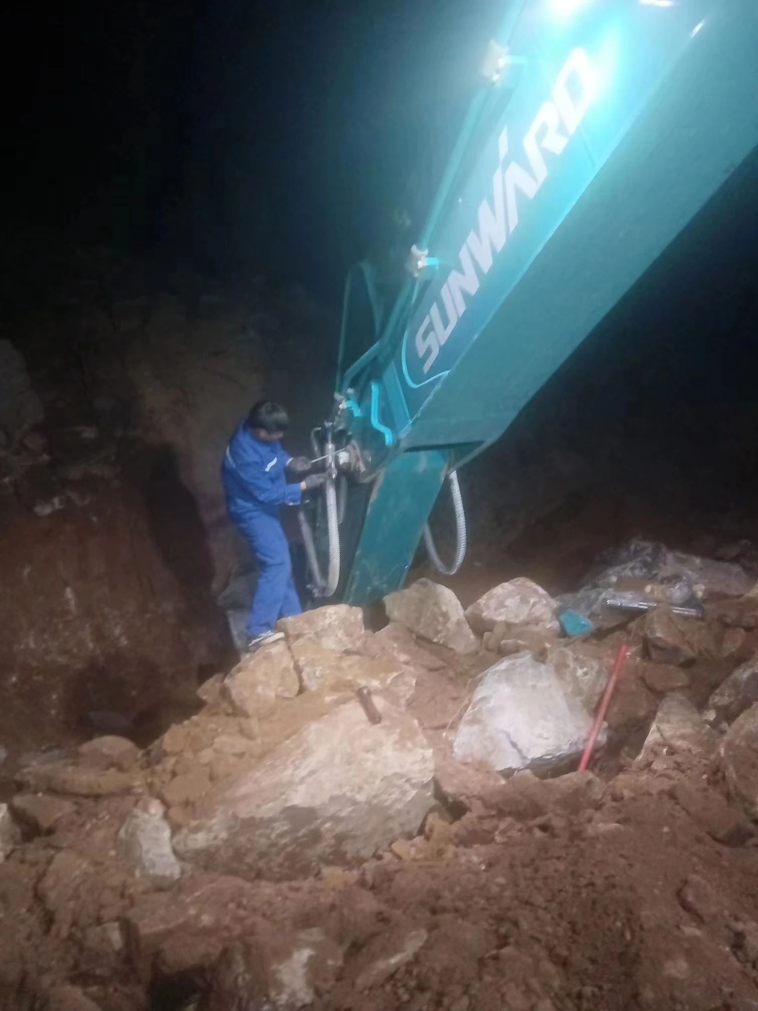 一线“热”闻 | 专业售后，用心服务！挖掘机服务万里行一直在路上