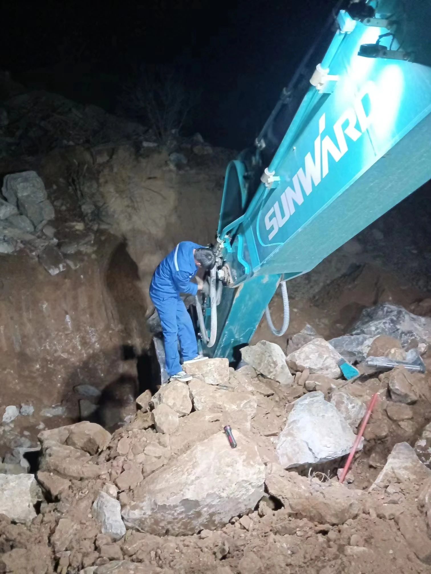 一线“热”闻 | 专业售后，用心服务！挖掘机服务万里行一直在路上