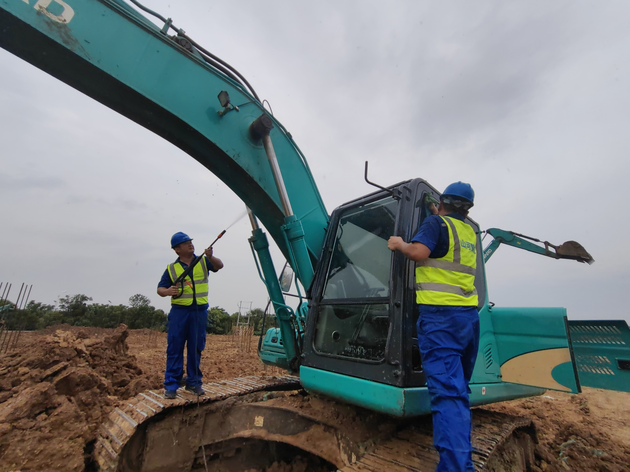 一线“热”闻 | 专业售后，用心服务！挖掘机服务万里行一直在路上