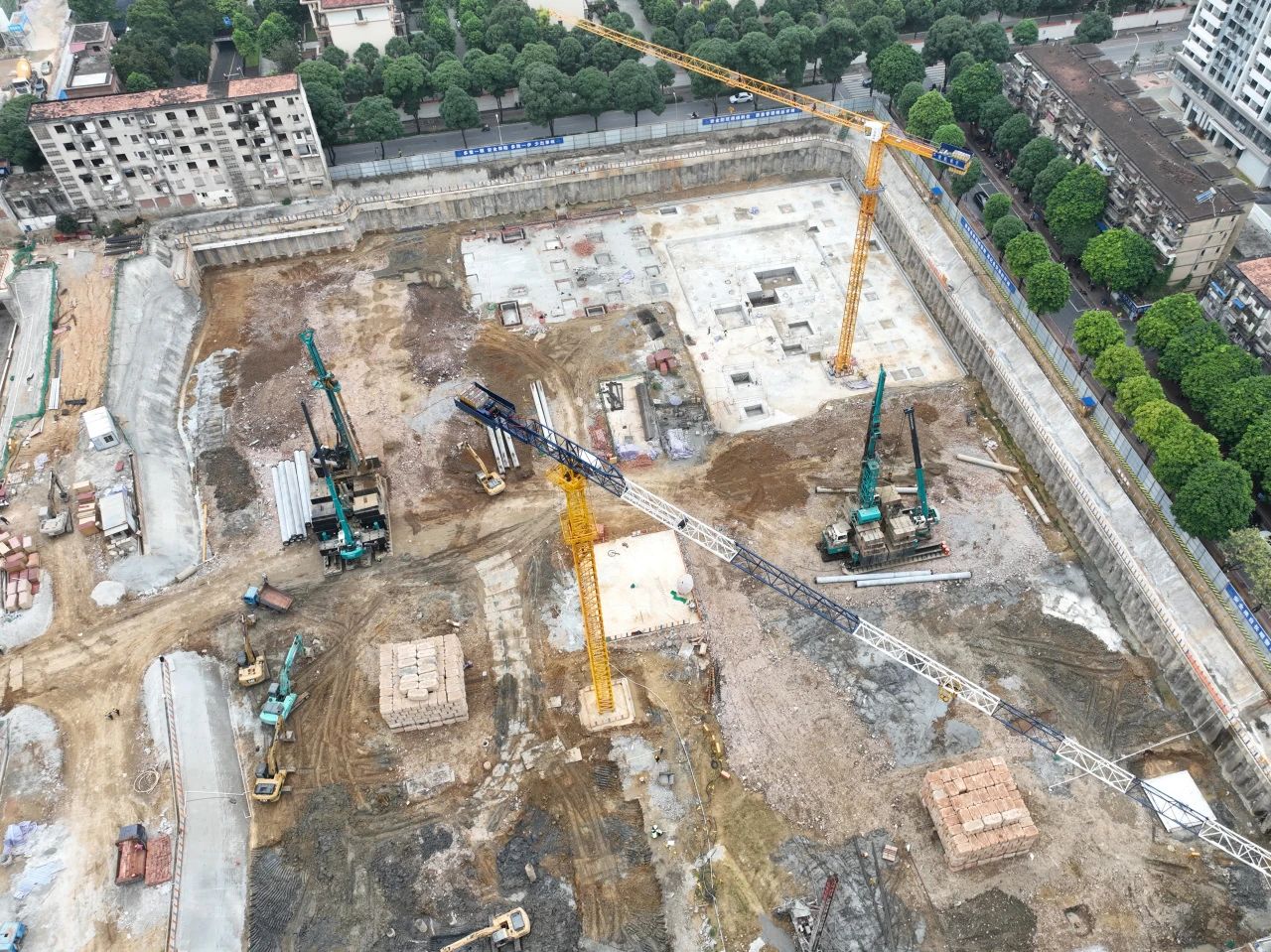 “绿巨人”显神威！引孔式静力压桩机助建“绿城”南宁民生项目