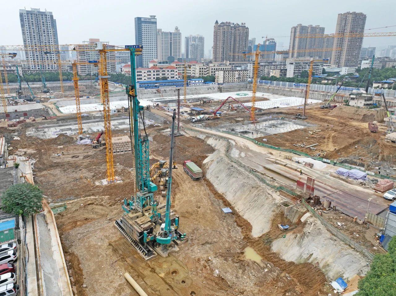 “绿巨人”显神威！引孔式静力压桩机助建“绿城”南宁民生项目