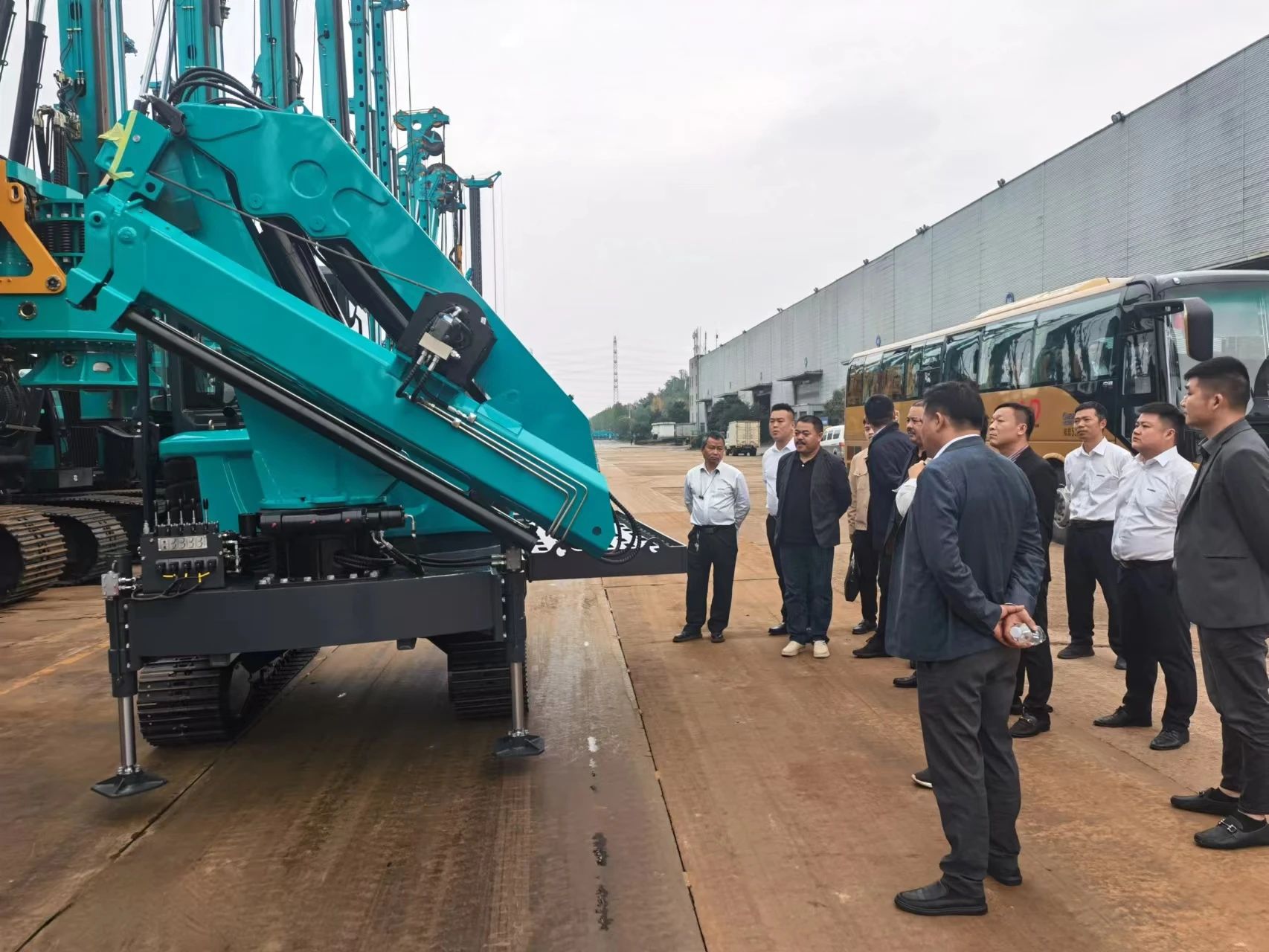 行业寒冬现暖阳！现场签购20台旋挖钻机，携手湖南骏牛助力国家电网项目建设