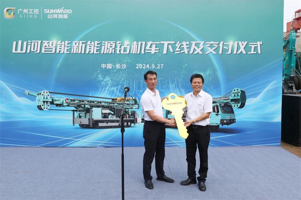引领绿色科技新篇章！新能源钻机成功交付