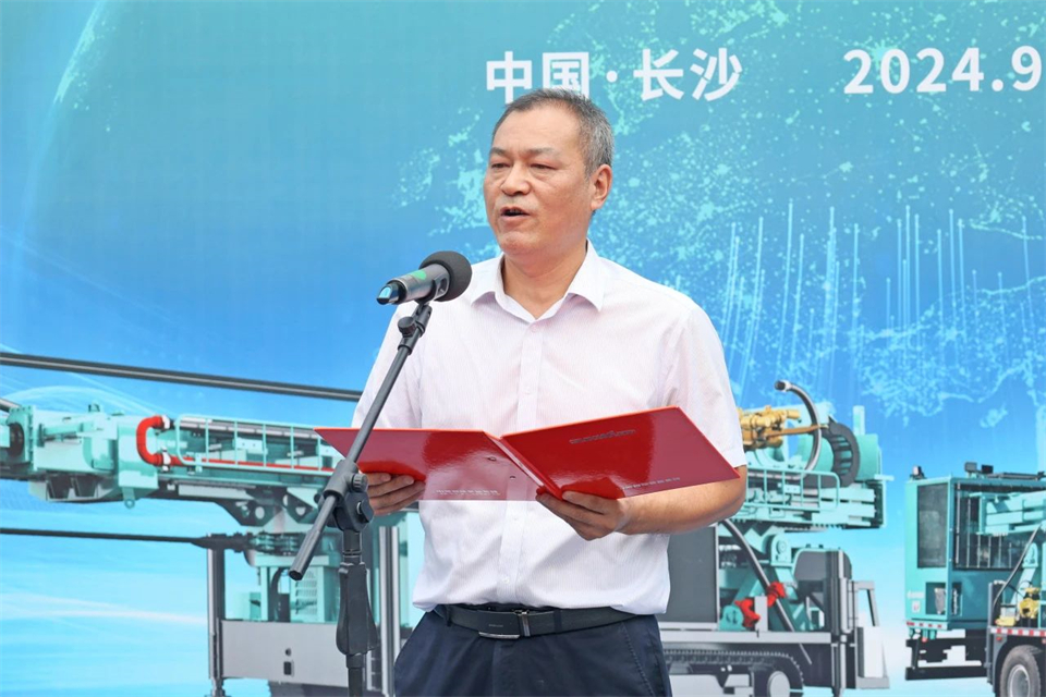 引领绿色科技新篇章！新能源钻机成功交付