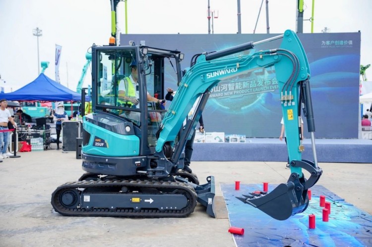 2025 CICEE | 打造极致精品化，挖掘机“圈粉”长沙展