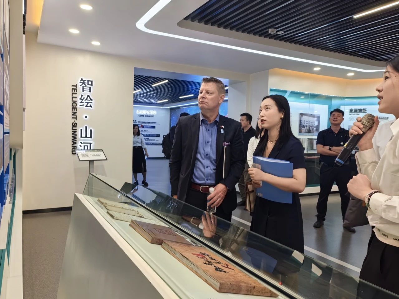 芬兰驻华大使馆商务参赞到访