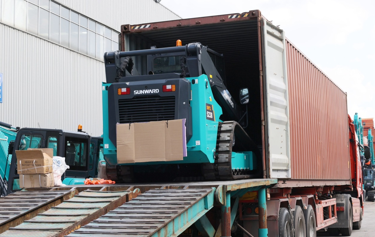 高端装备再获国际认可！最大吨位垂直举升履带式滑移装载机批量发往北美