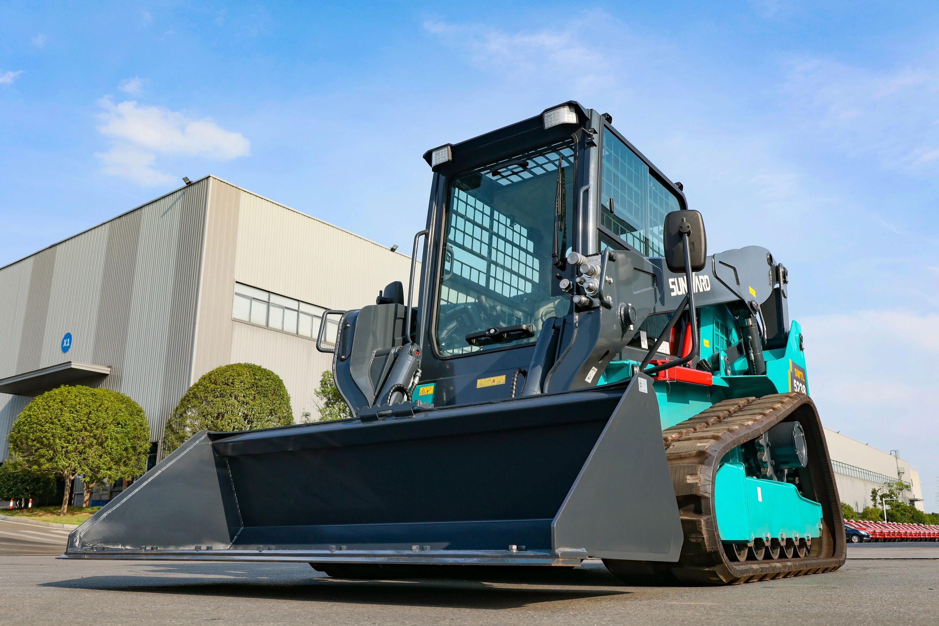 高端装备再获国际认可！最大吨位垂直举升履带式滑移装载机批量发往北美