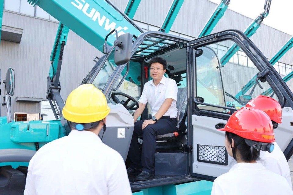 高端机型“双箭齐发”！两款伸缩臂叉装车成功下线