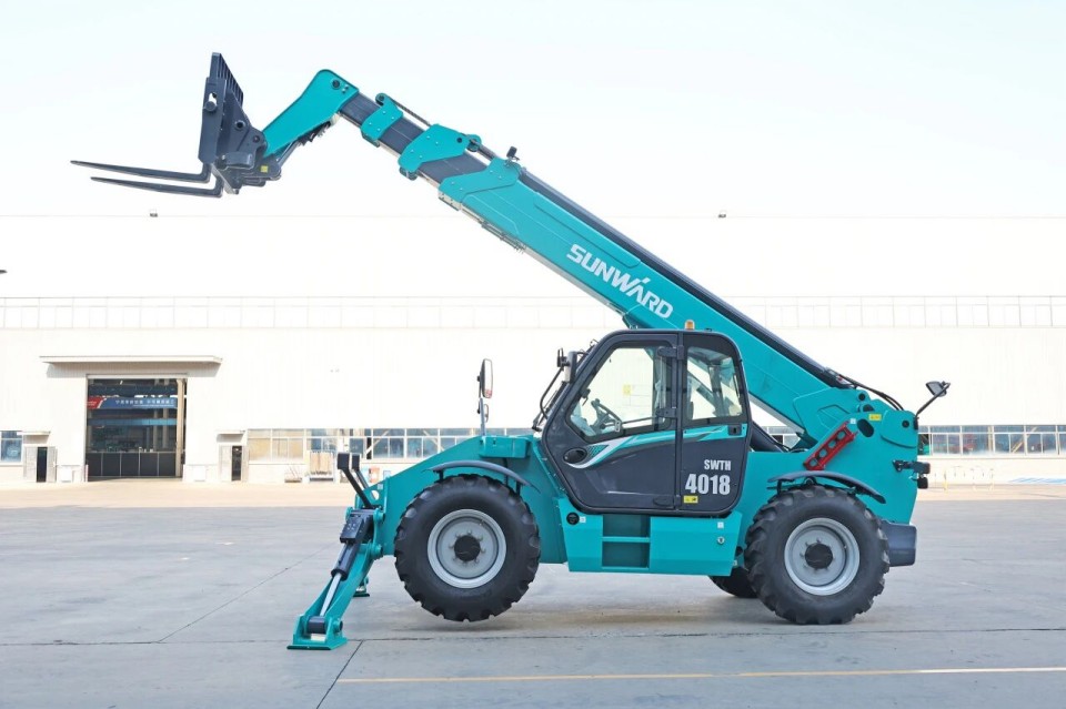 高端机型“双箭齐发”！两款伸缩臂叉装车成功下线