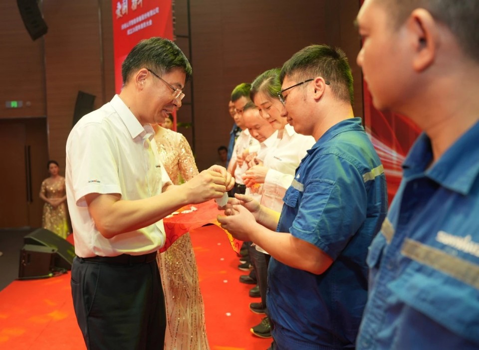 聚力前行！庆祝成立26周年表彰大会隆重召开