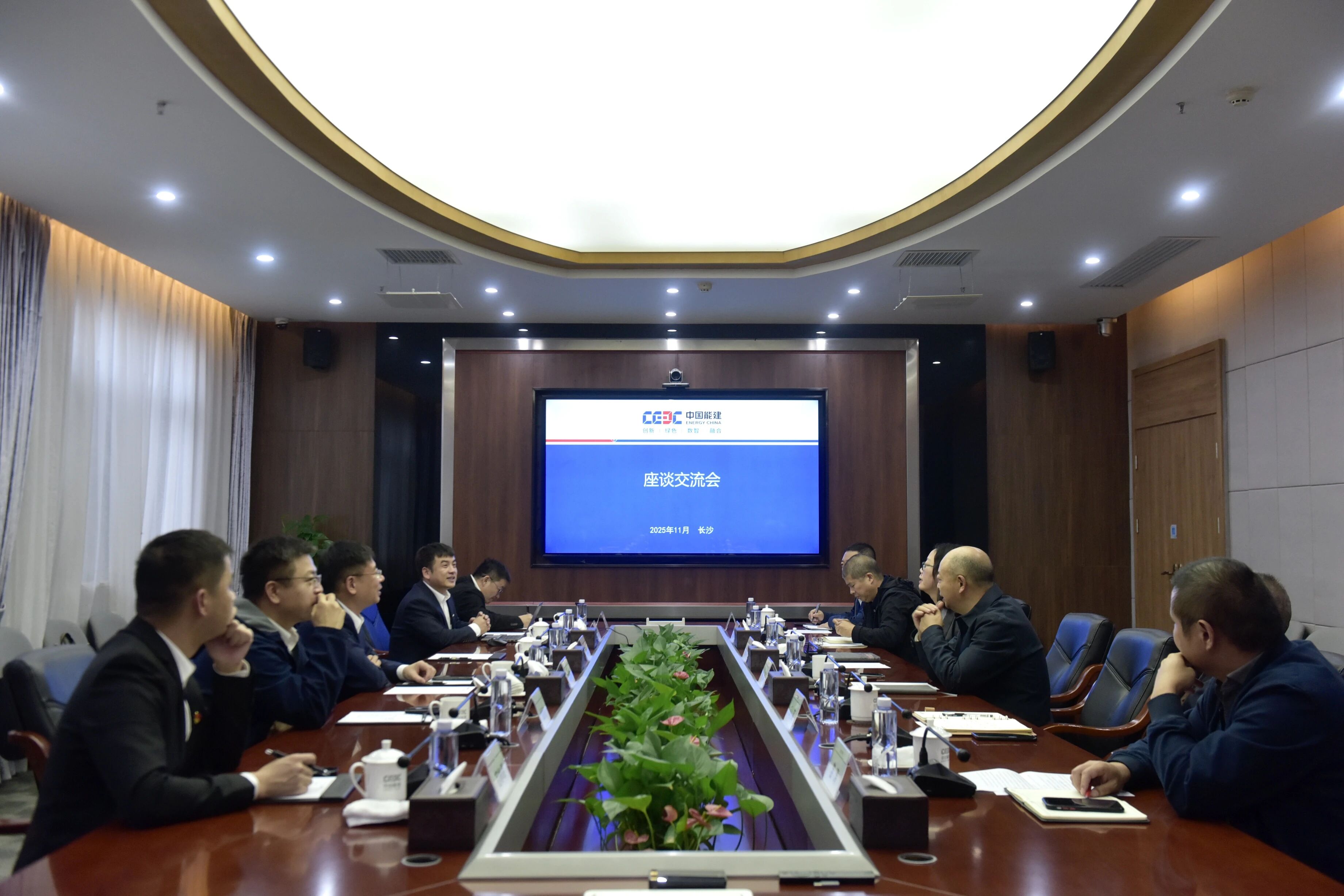 与易普力开展座谈交流，谱写互利共赢新篇章