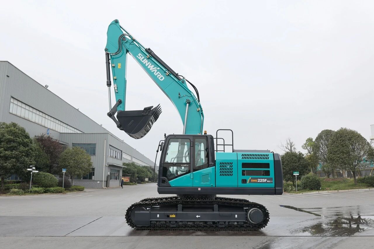 “双子星”闪耀！两款履带式液压挖掘机成功下线